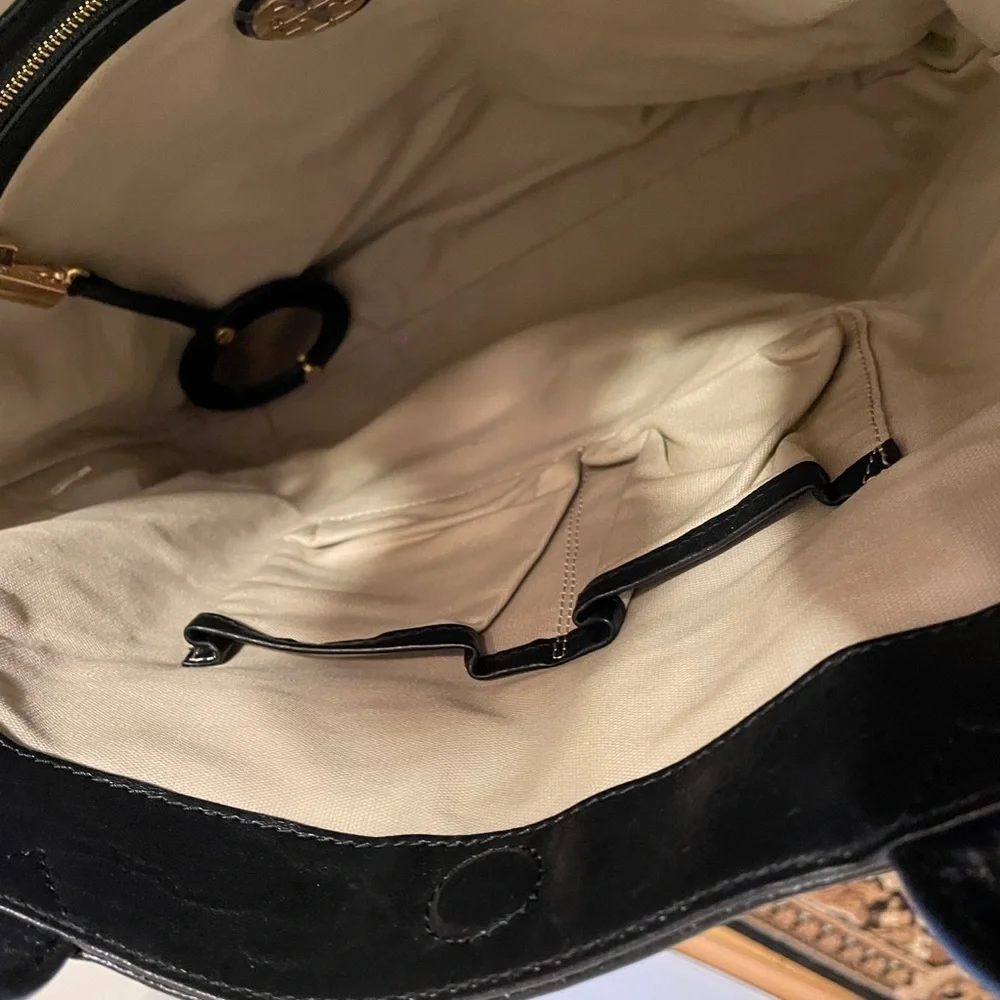 Authentic Leather Tory Burch Shoulder Bag .